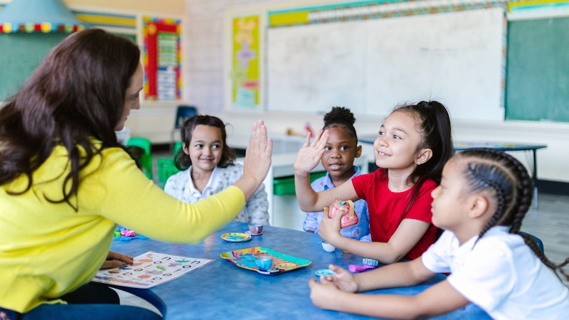 a teacher listening and communcating well with her students ensuring good interactivity
